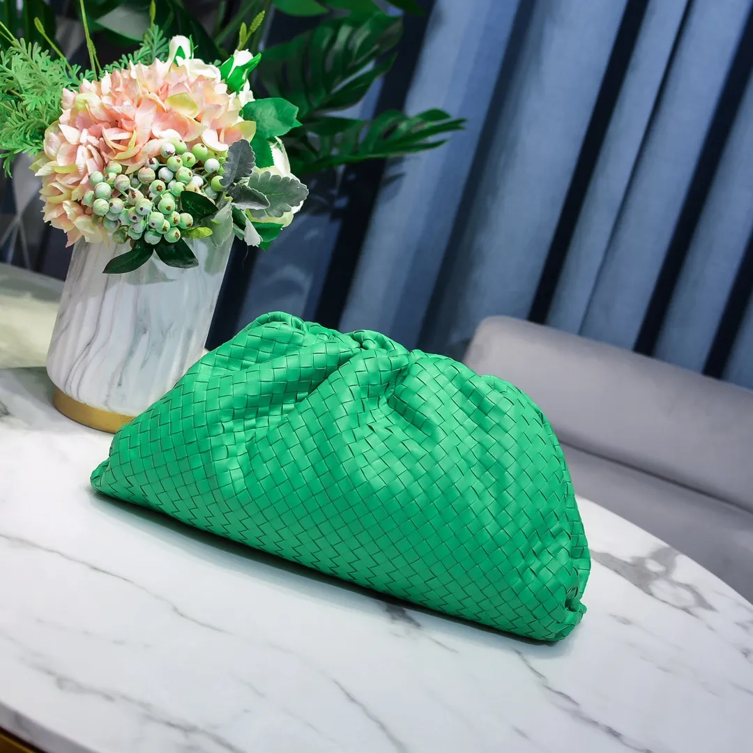 Real shot🔥🔥The counterattack of the popular Bottega Veneta started with this series of cloud bags, which went viral in the fashion circle and started a craze! Out of stock, out of stock, out of stock... One piece is hard to find, super hard to buy, regardless of age, season, or occasion. Very classy. Really, if you carry this on the road, it will turn heads! This is also the reason why this series is so expensive. Large size: 38*20*8.5cm [Big Cloud Weaving]